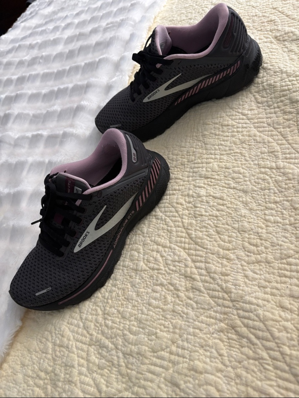 Brooks Women’s Gray and Lavender Athletic Running Shoes Adrenaline GTS 22 - Picture 2 of 7